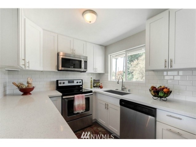 1067 Whitman Court Northeast Renton, WA 98059 - Photo 9 of 25