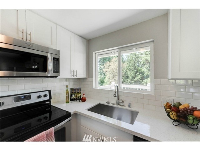 1067 Whitman Court Northeast Renton, WA 98059 - Photo 10 of 25