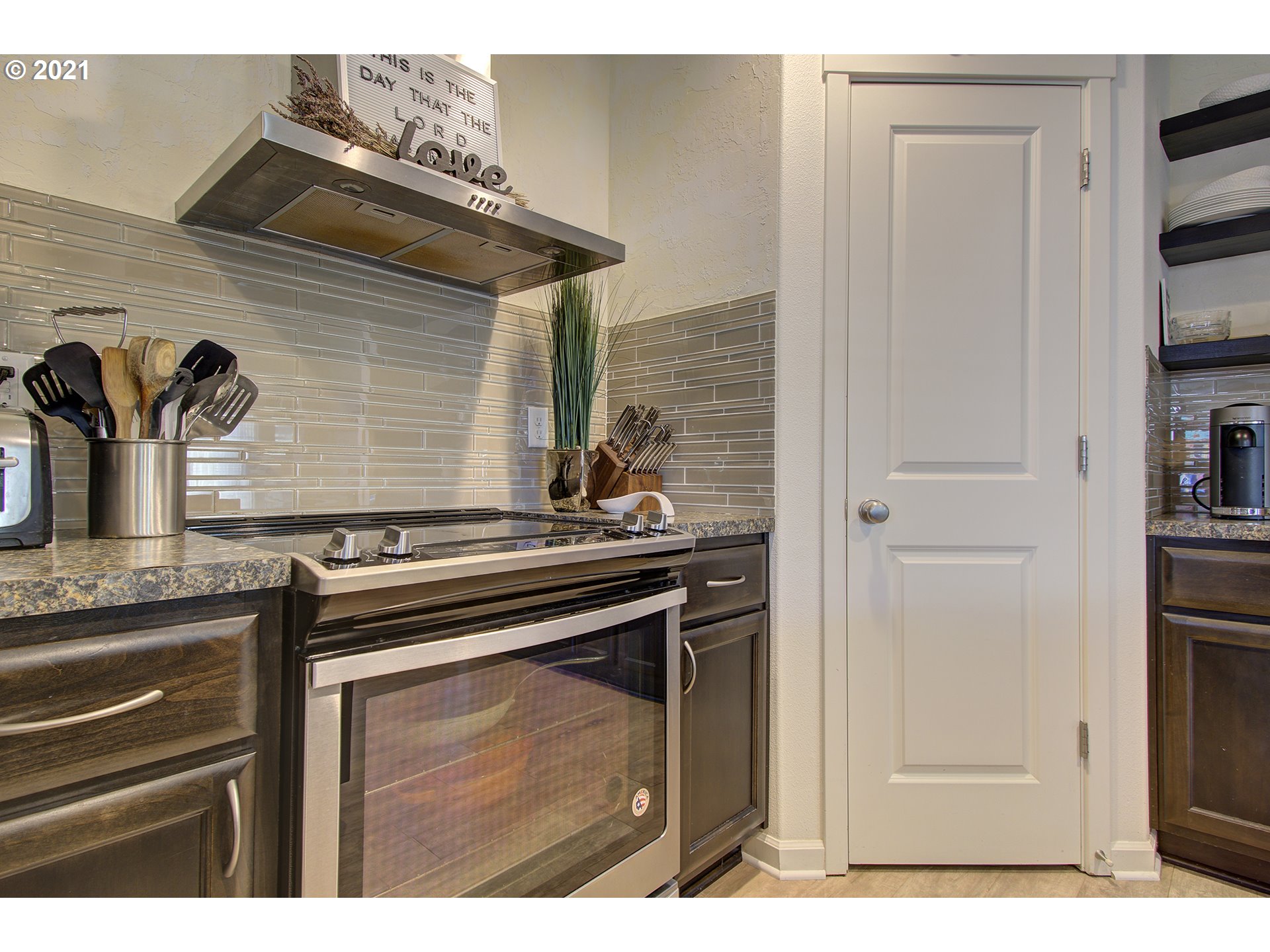 2312 South Sauk Way Ridgefield, WA 98642 - Photo 14 of 29 a kitchen with a stove and a refrigerator