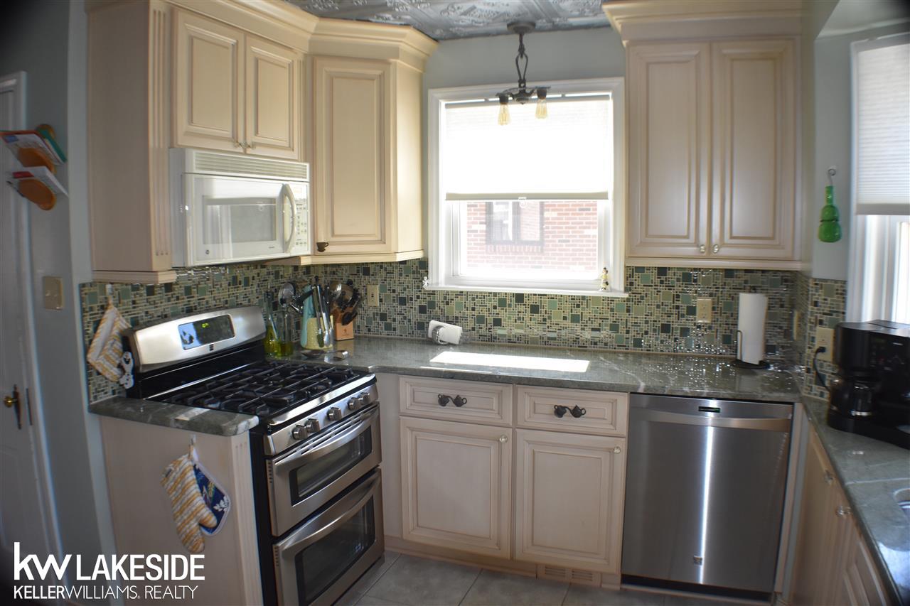 71 Vernier Road Grosse Pointe, MI 48236 - Photo 13 of 33 31383879-12.JPG