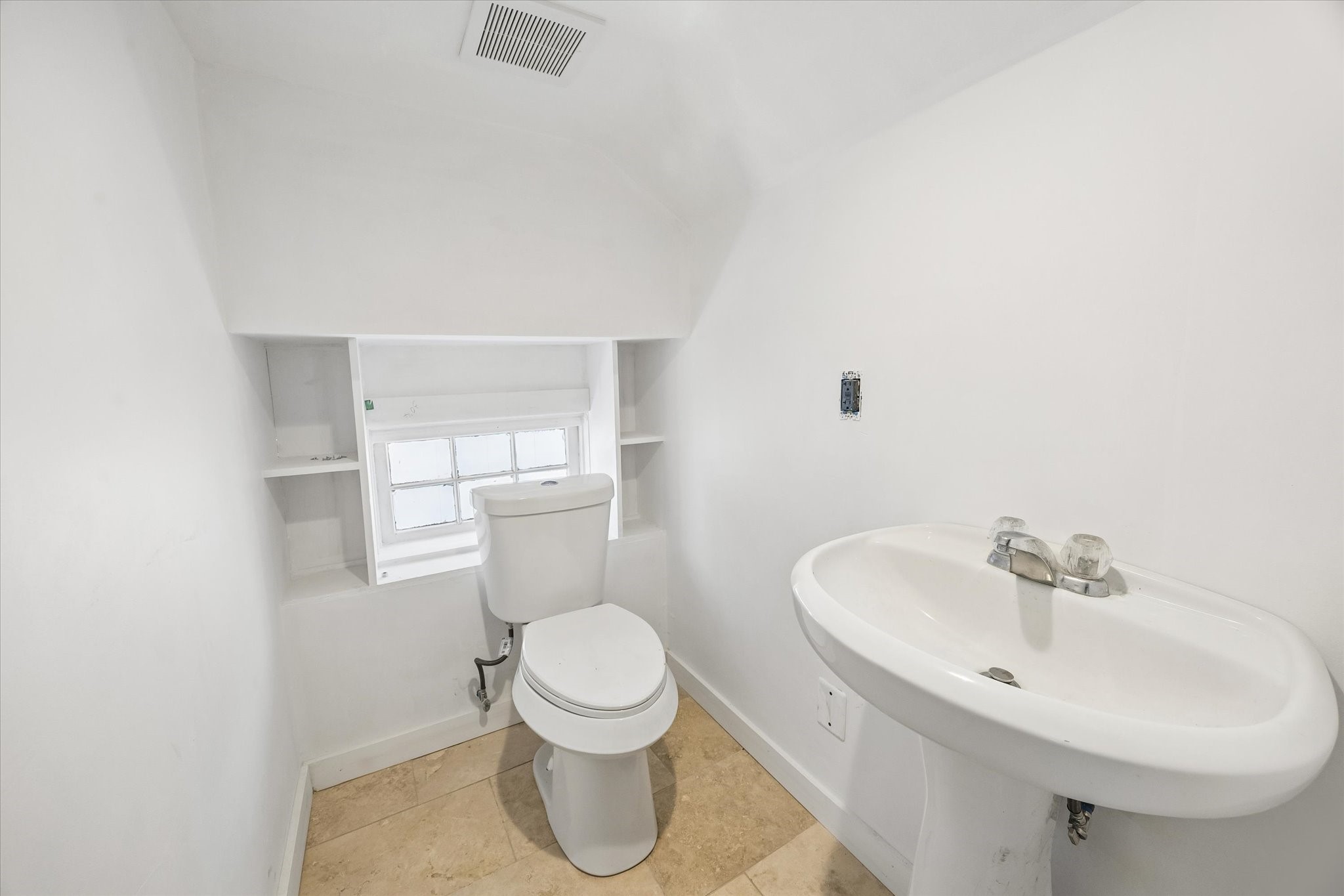 239 Westheimer Road Houston, TX 77006 - Photo 37 of 42 SECOND FLOOR APARTMENT - Fully Renovated 1 Bedroom/1 Bath