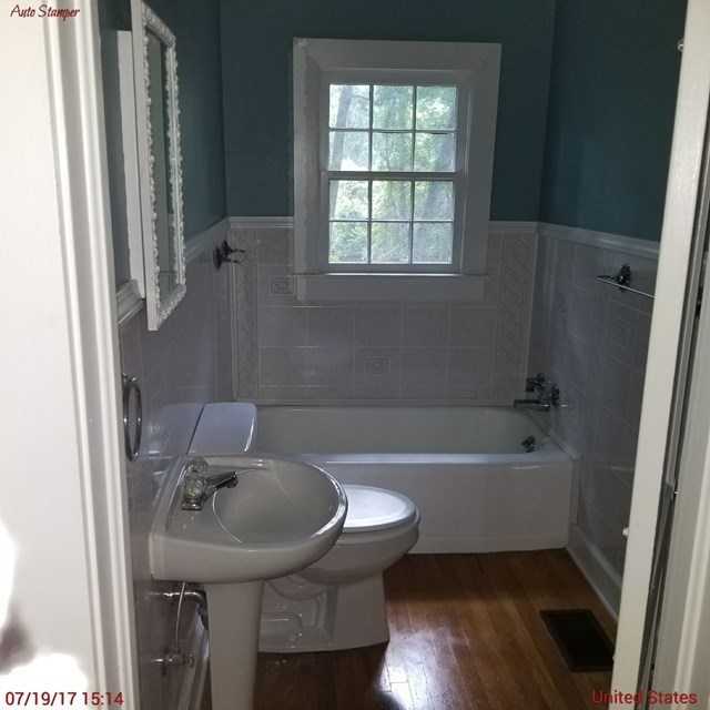 705 Charlse Drive Perry, GA 31069 - Photo 17 of 20 a bathroom with a sink a toilet and bathtub