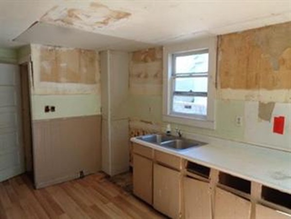 16 Emily Street Springfield, MA 01109 - Photo 3 of 10 Gallery Image 3