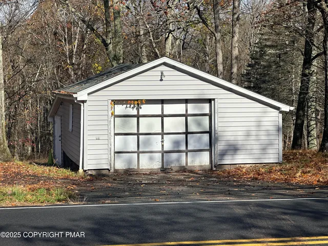 $325,000 | 3099 Highway 715, Henryville, PA 18332