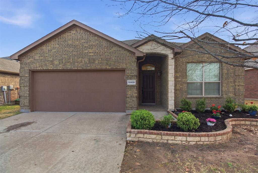 10928 Middleglen Road Fort Worth, TX 76052 - Photo 2 of 37