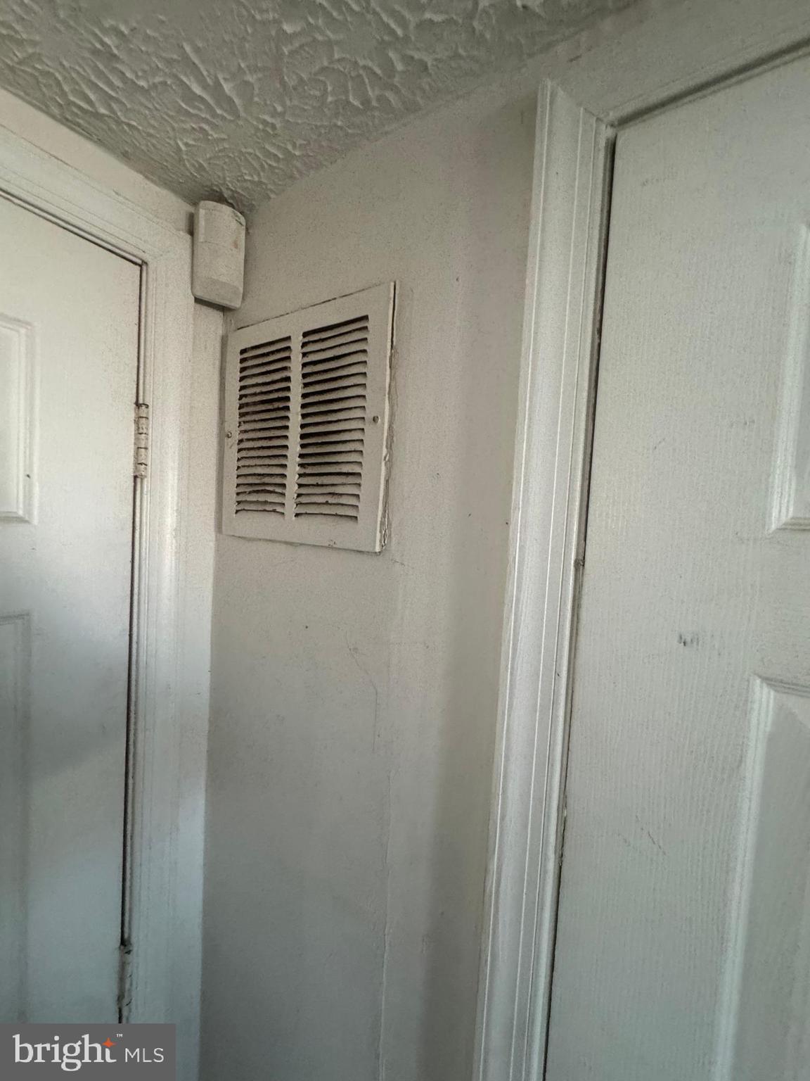 515 Cherry Hill Road Baltimore, MD 21225 - Photo 21 of 62 a bathroom with a window