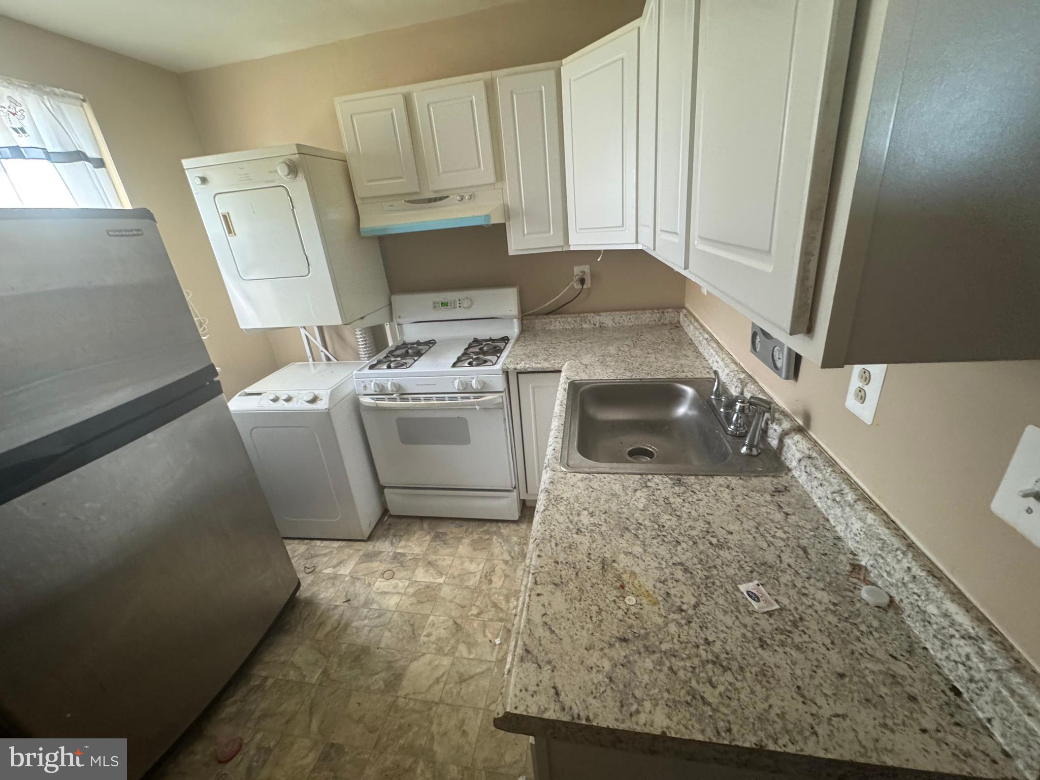 515 Cherry Hill Road Baltimore, MD 21225 - Photo 22 of 62 a bathroom with a sink toilet and window