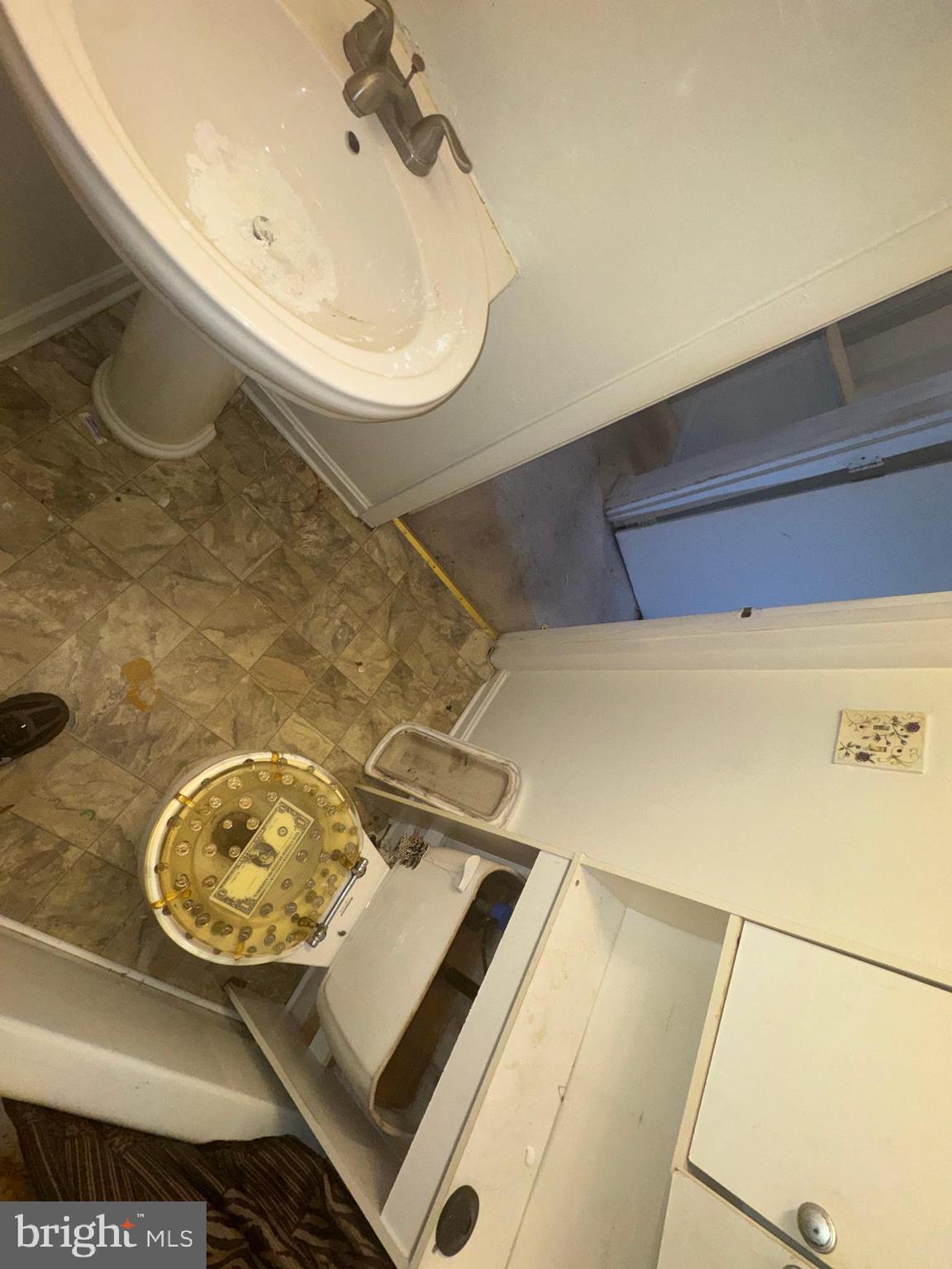 515 Cherry Hill Road Baltimore, MD 21225 - Photo 51 of 62 a bathroom with a sink