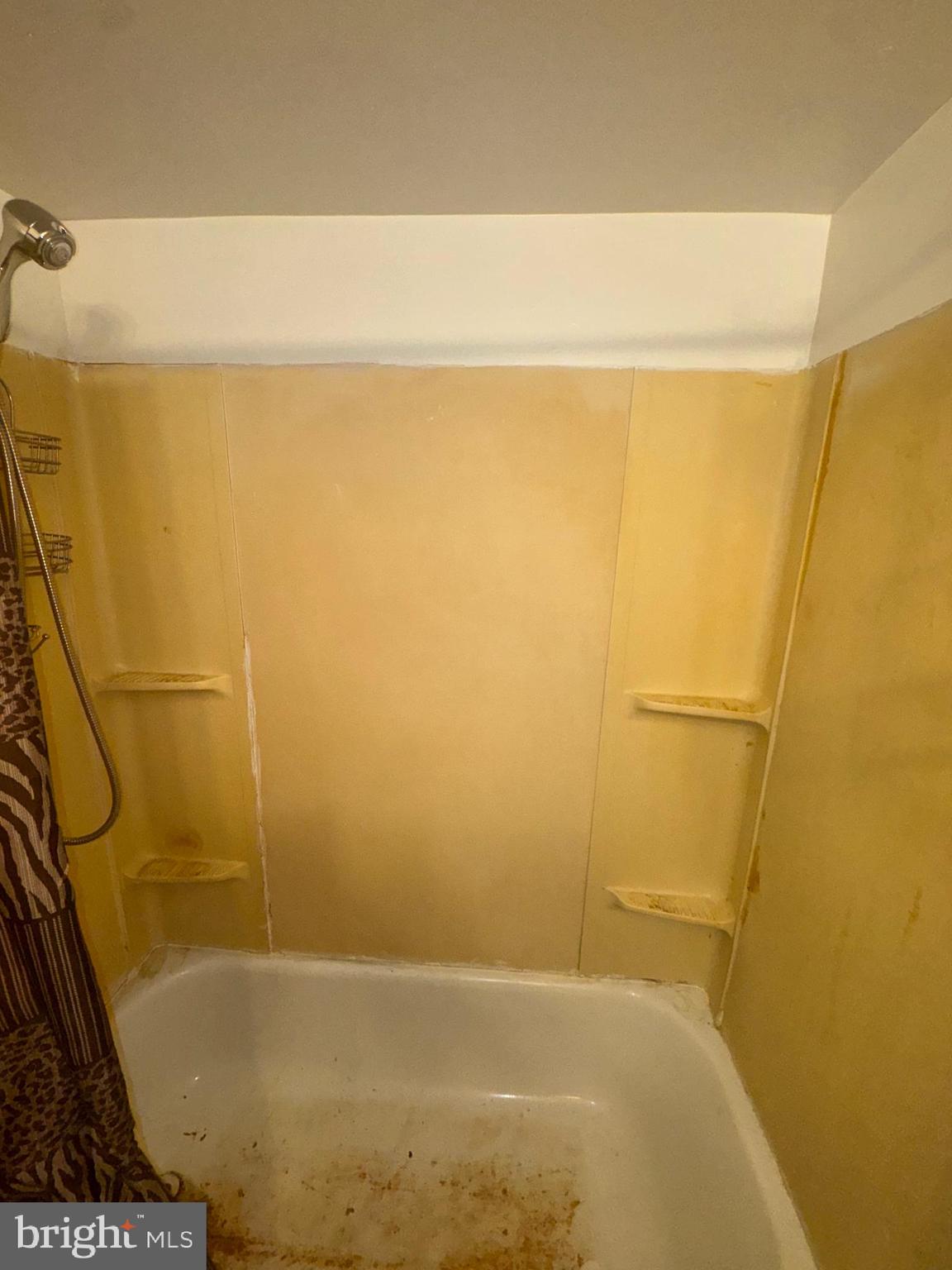 515 Cherry Hill Road Baltimore, MD 21225 - Photo 53 of 62 a bathroom with a bathtub