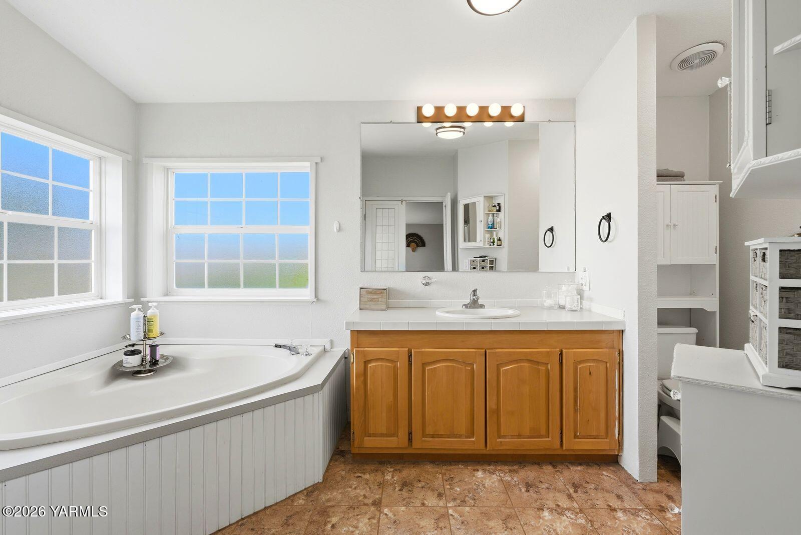 1850 Buffalo Road Selah, WA 98942 - Photo 24 of 44 Primary Bath