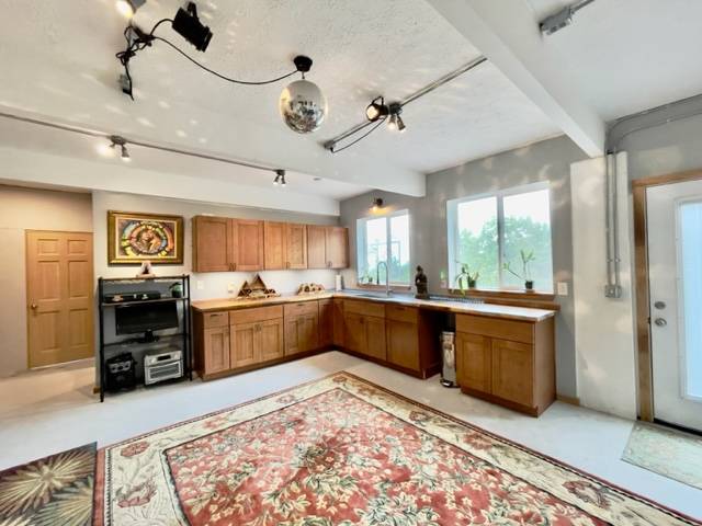 81-1010 St John's Road Kealakekua, HI 96750 - Photo 21 of 30 a large kitchen with a stove and a refrigerator