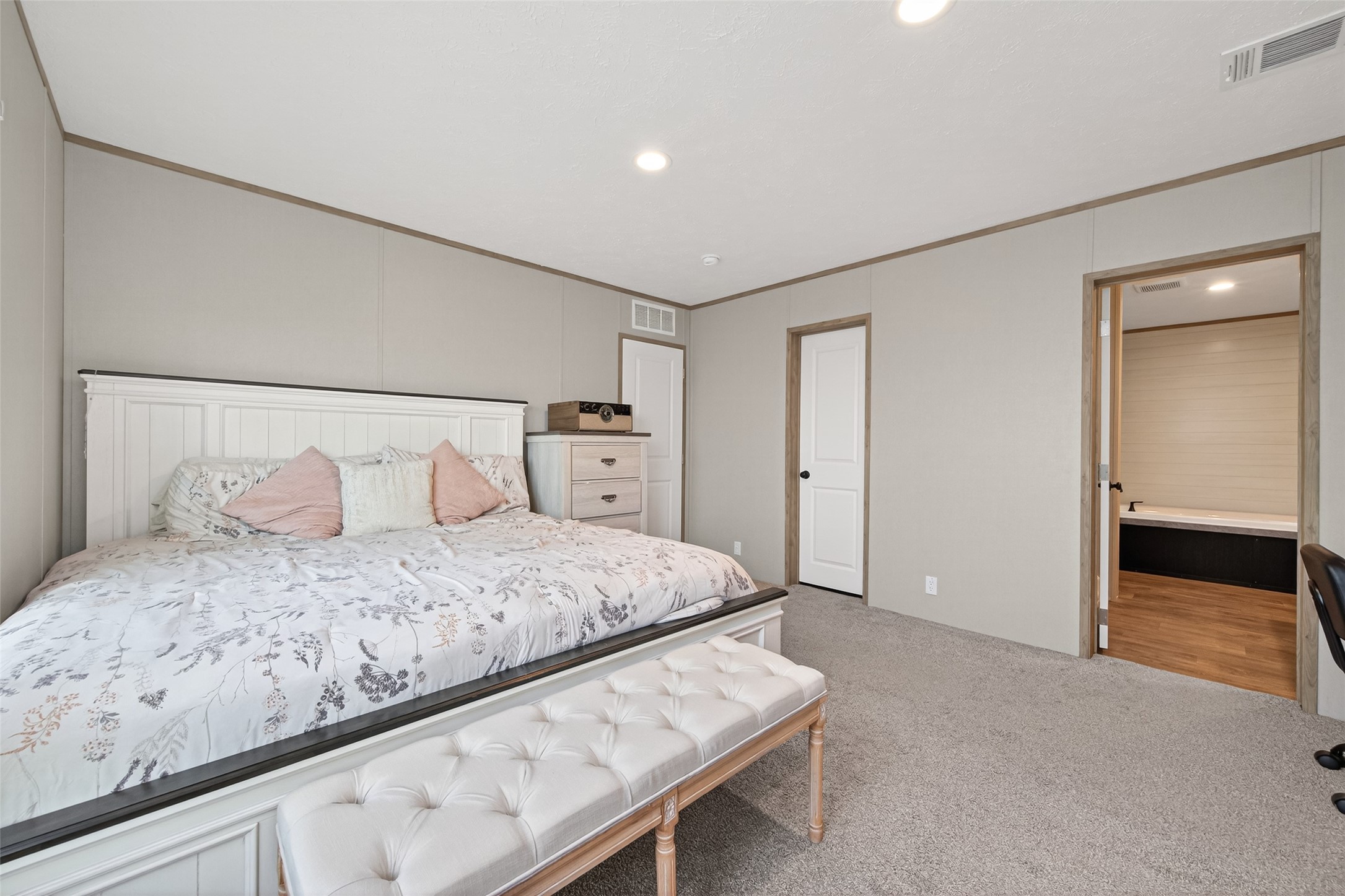 1218 Longleaf Pne Street Huffman, TX 77336 - Photo 13 of 29 Alternate perspective highlighting the layout and connection to the primary bathroom.