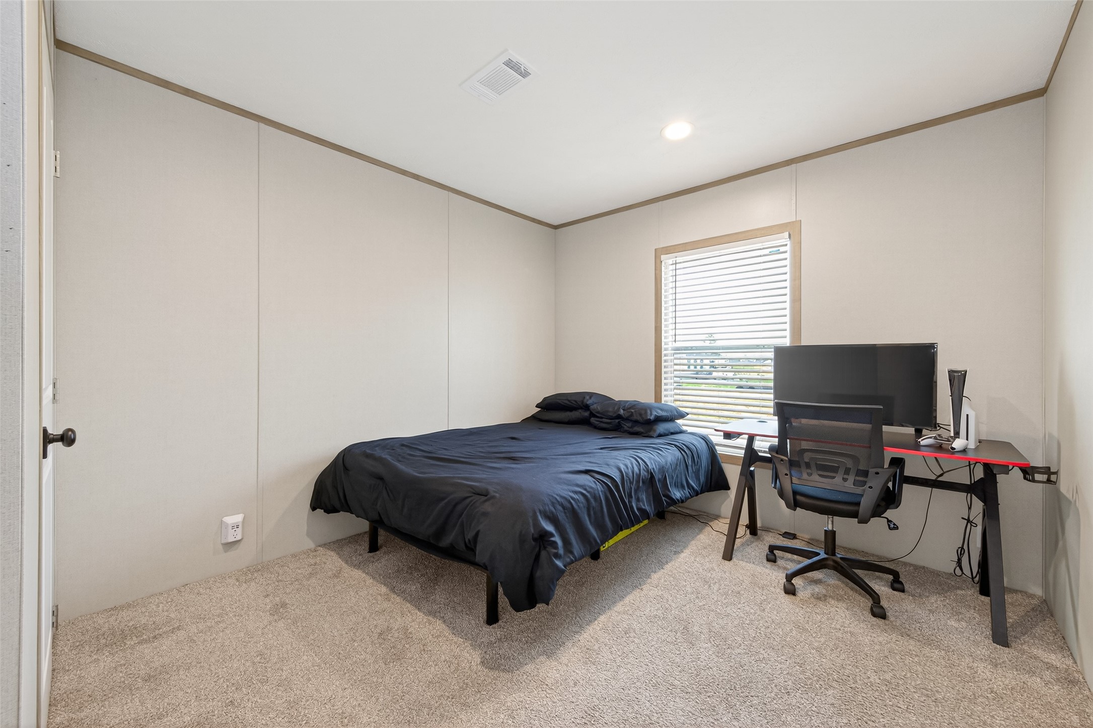 1218 Longleaf Pne Street Huffman, TX 77336 - Photo 19 of 29 Secondary bedroom offering a comfortable layout with natural light and versatile space