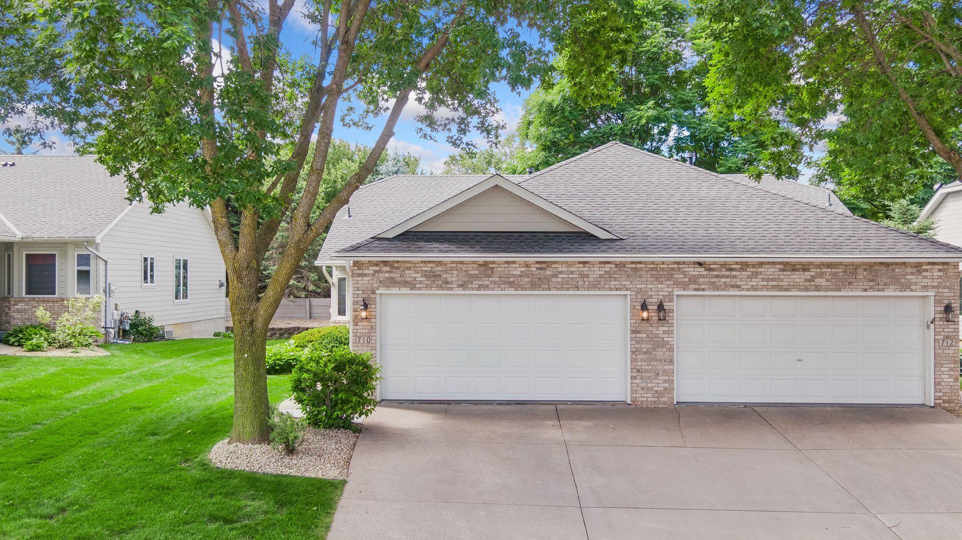 710 Emerald Ridge Roseville, MN 55113 - Photo 2 of 47