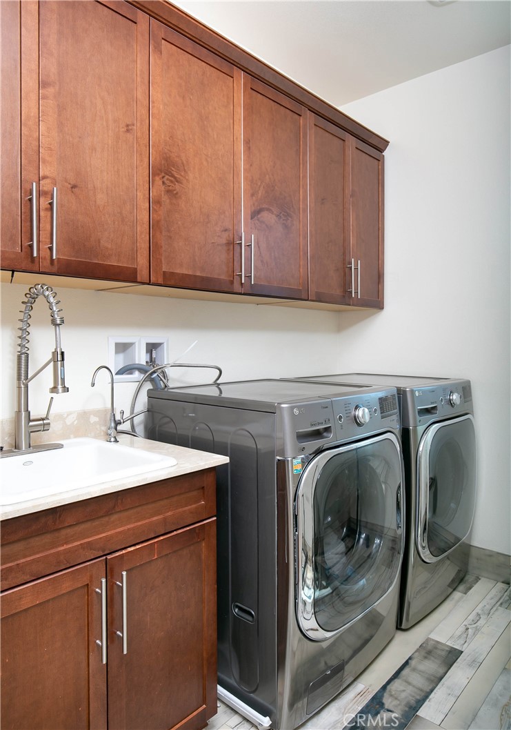 19680 Griffith Drive Saugus, CA 91350 - Photo 33 of 49 a utility room with sink dryer and washer