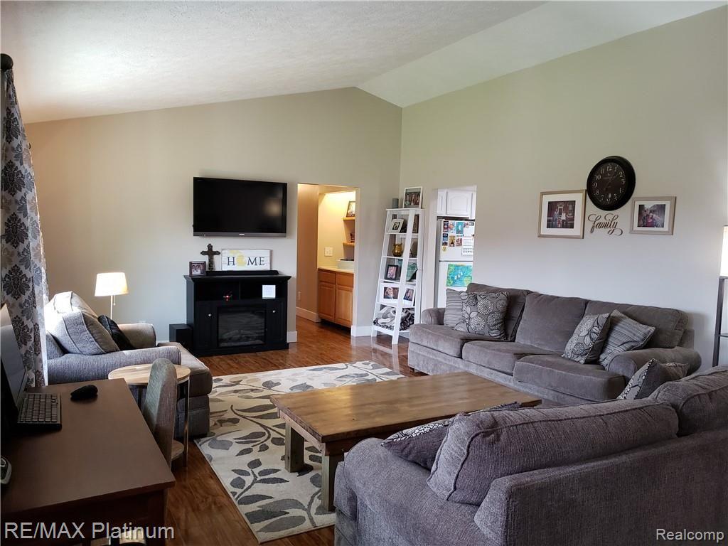 7281 Oak Grove Road Howell, MI 48855 - Photo 6 of 25 lr.jpg