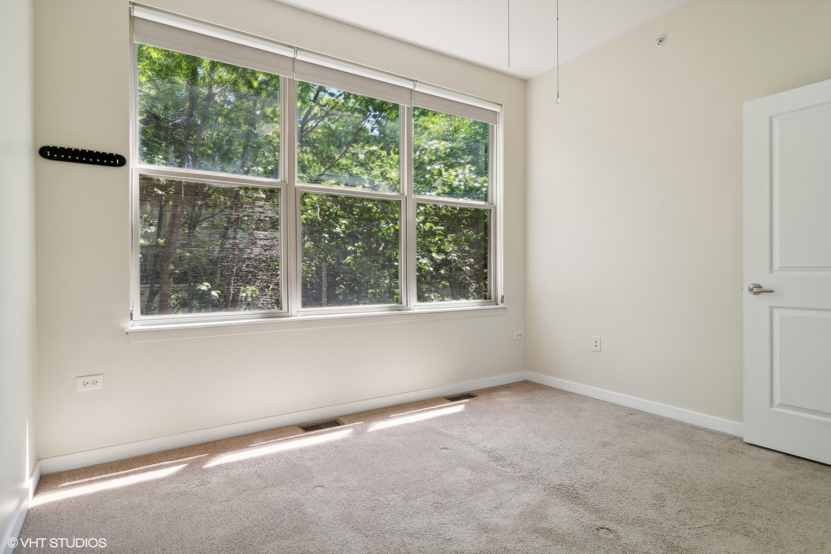 1244 West Monroe Street, Unit 7 Chicago, IL 60607 - Photo 13 of 18 an empty room with a window