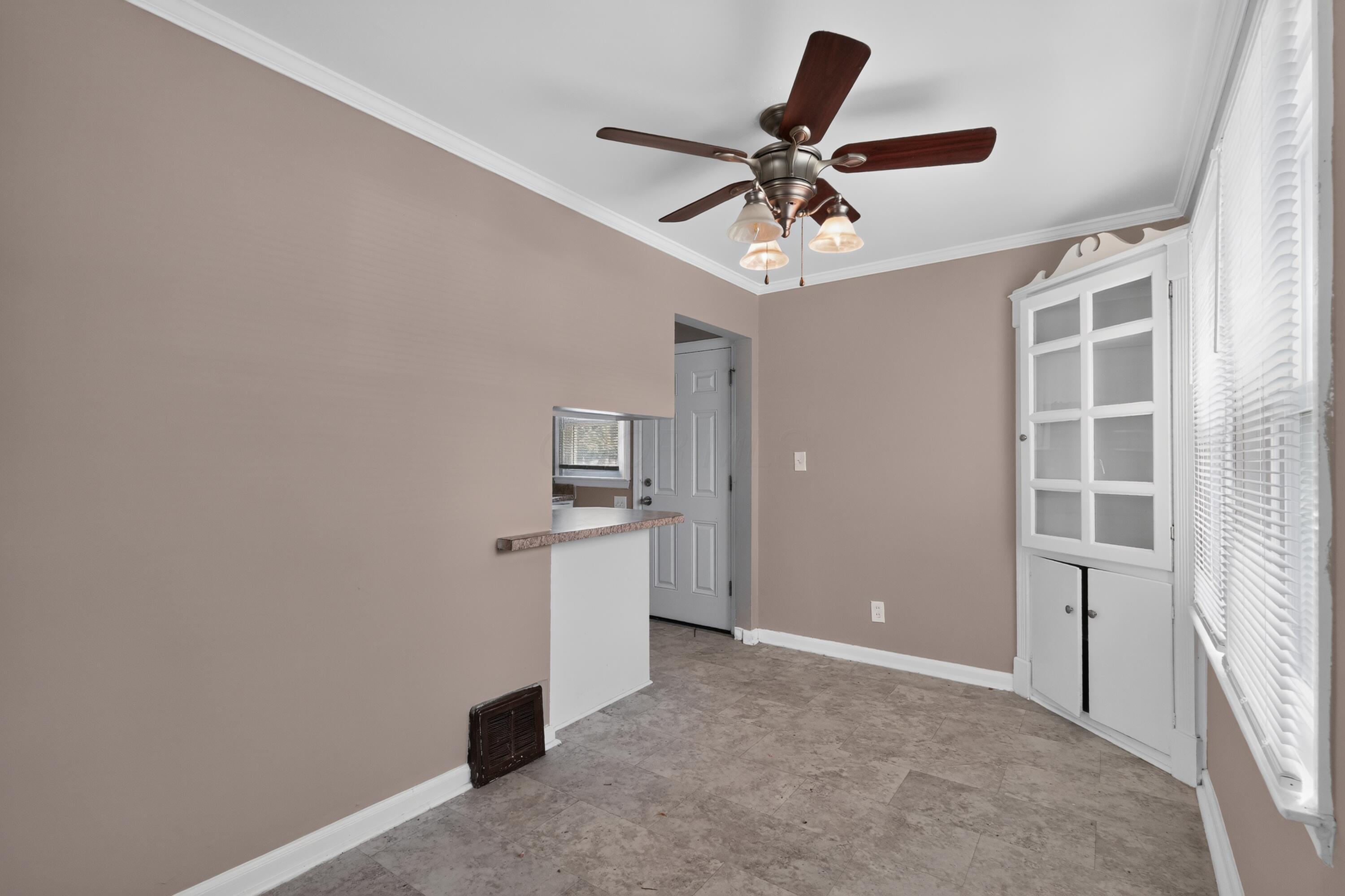 636 South Ashburton Road Columbus, OH 43213 - Photo 12 of 32 14_636_S_Ashburton_Rd-Dining_room-n-17