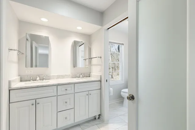 $825,000 | 23 Old Barrington Court, Lake Barrington, IL 60641