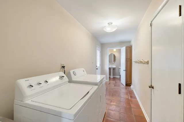 $825,000 | 23 Old Barrington Court, Lake Barrington, IL 60641