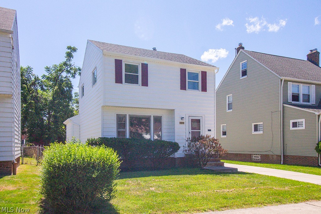 3954 Grosvenor Road Cleveland, OH 44118 - Photo 2 of 35