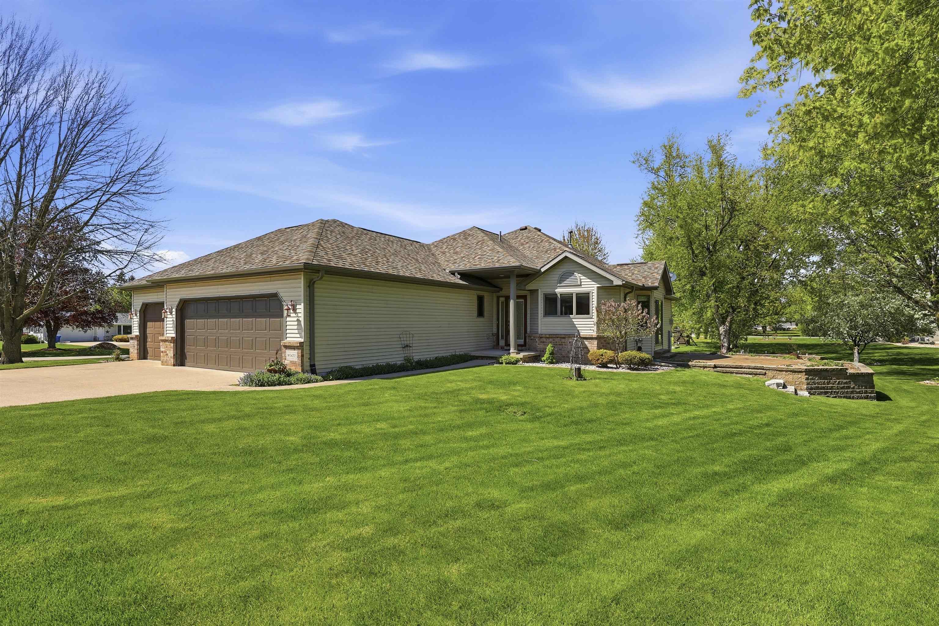W5472 Edelweiss Court Appleton, WI 54913 - Photo 3 of 38