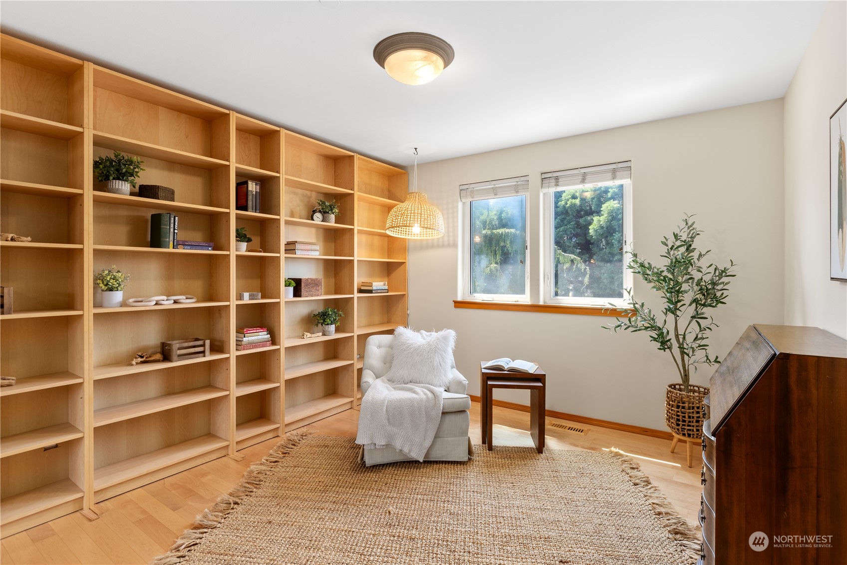 2030 Rucker Avenue, Unit 3 Everett, WA 98201 - Photo 23 of 40 a living room with furniture and a potted plant