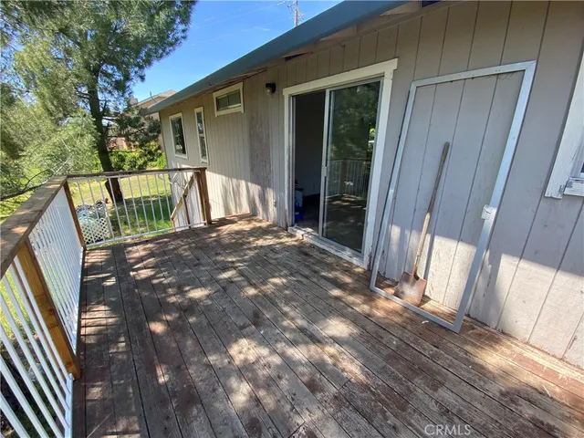 a view of yard from a balcony