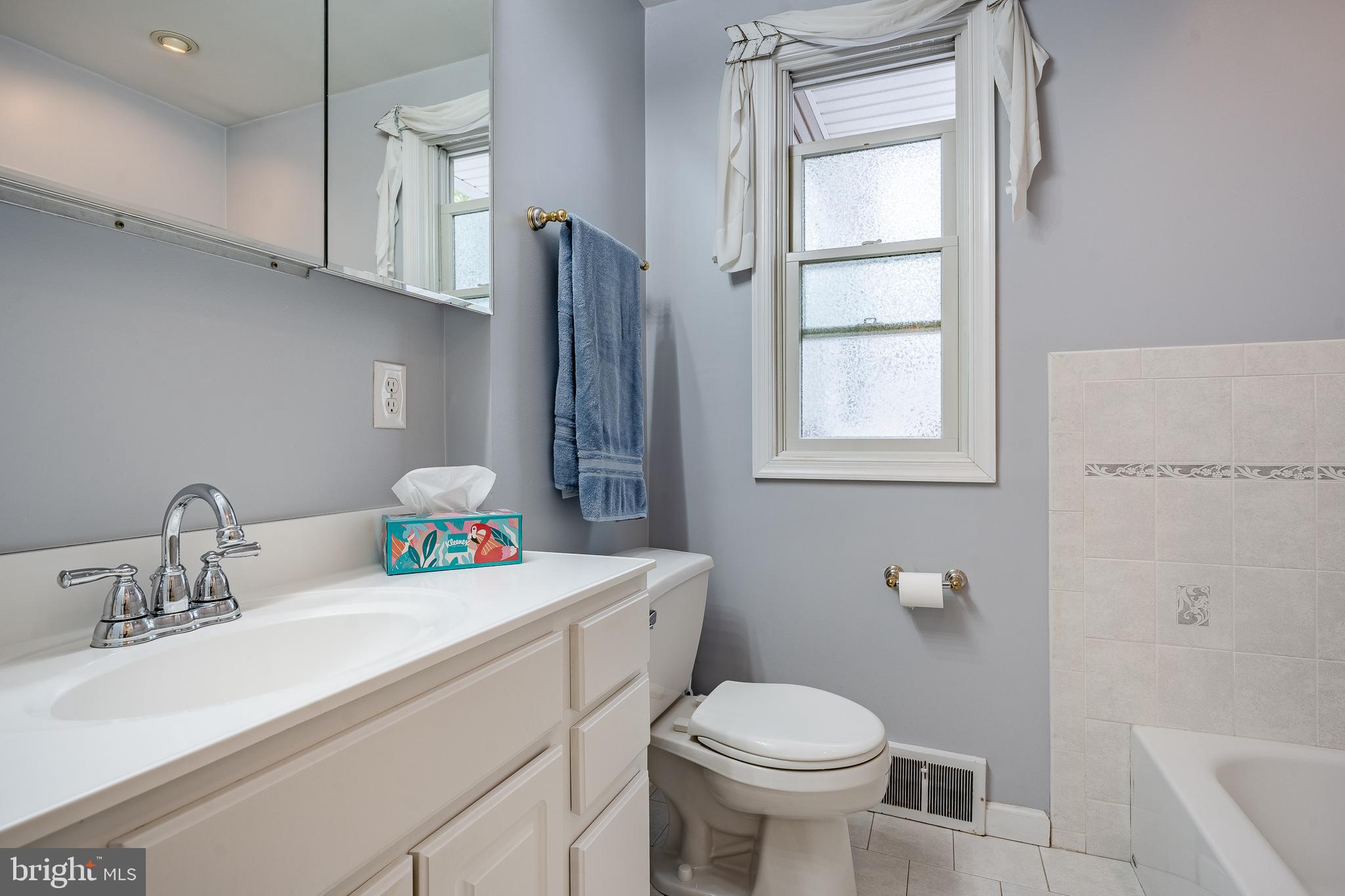 109 Locust Road Morton, PA 19070 - Photo 15 of 33 First-Floor Full Bathroom