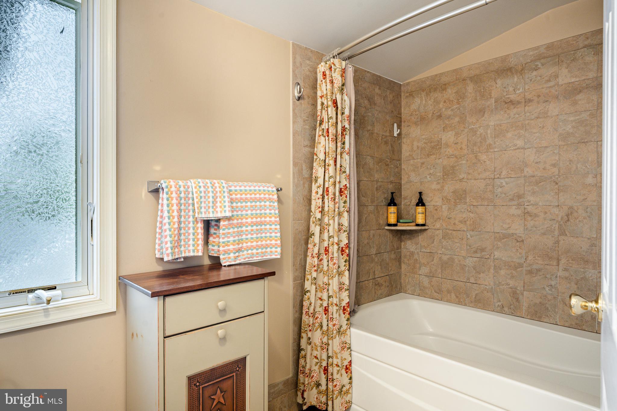 109 Locust Road Morton, PA 19070 - Photo 26 of 33 Second Floor Full Bathroom