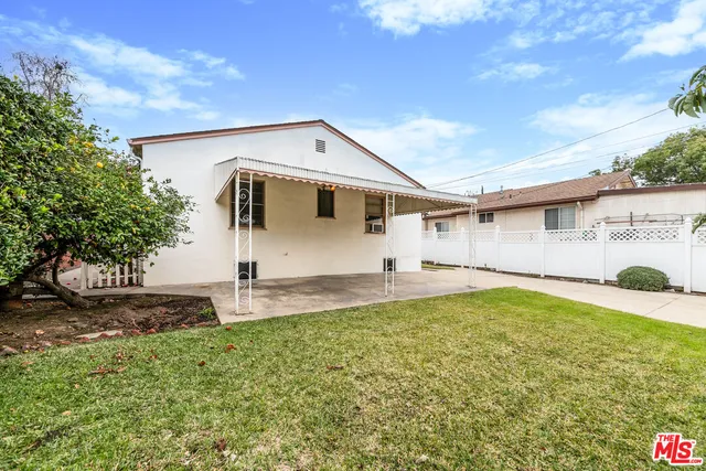 a view of a house with backyard