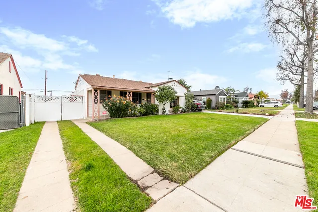 a view of house with garden