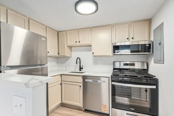 $179,900 | 79 Maude Avenue, Unit E, Fox Lake, IL 60020