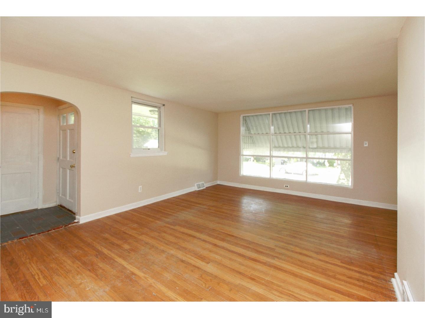 974 Rocklynn Road Springfield, PA 19064 - Photo 6 of 20 Living Room