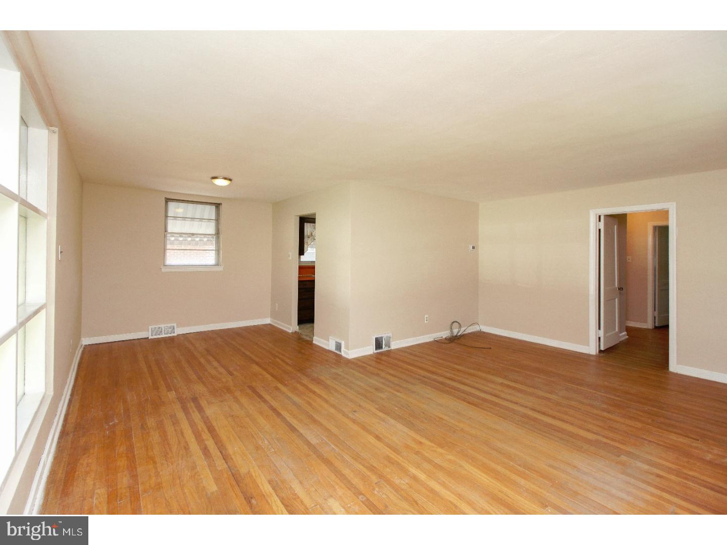 974 Rocklynn Road Springfield, PA 19064 - Photo 7 of 20 Living Room