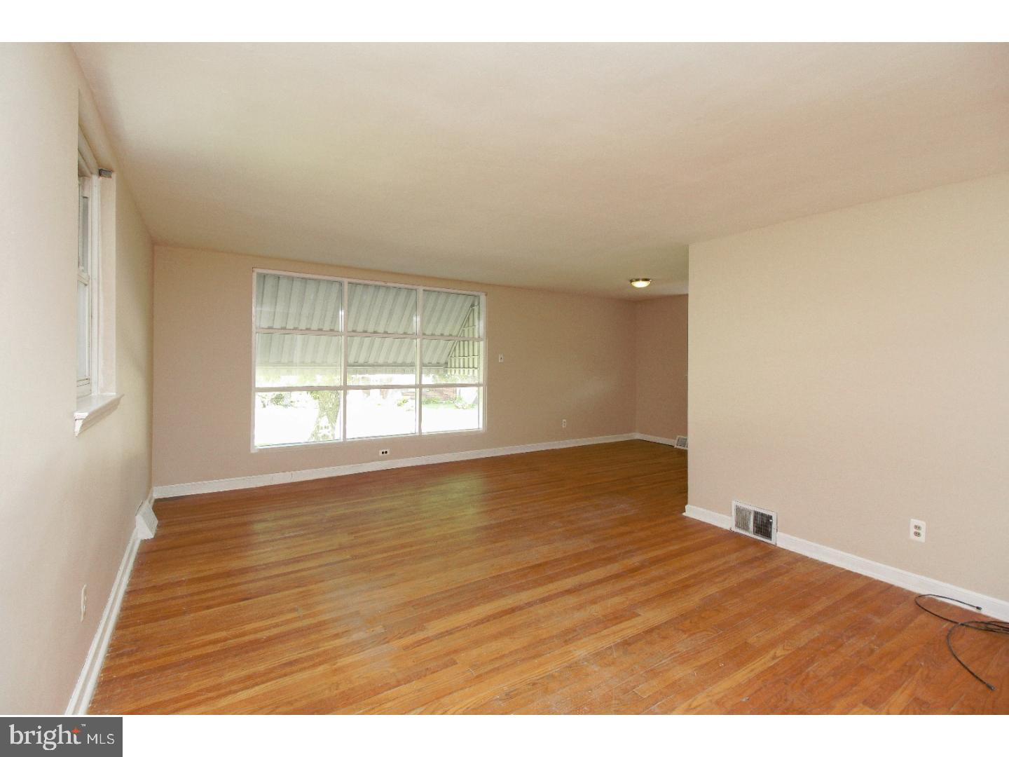 974 Rocklynn Road Springfield, PA 19064 - Photo 8 of 20 Living Room