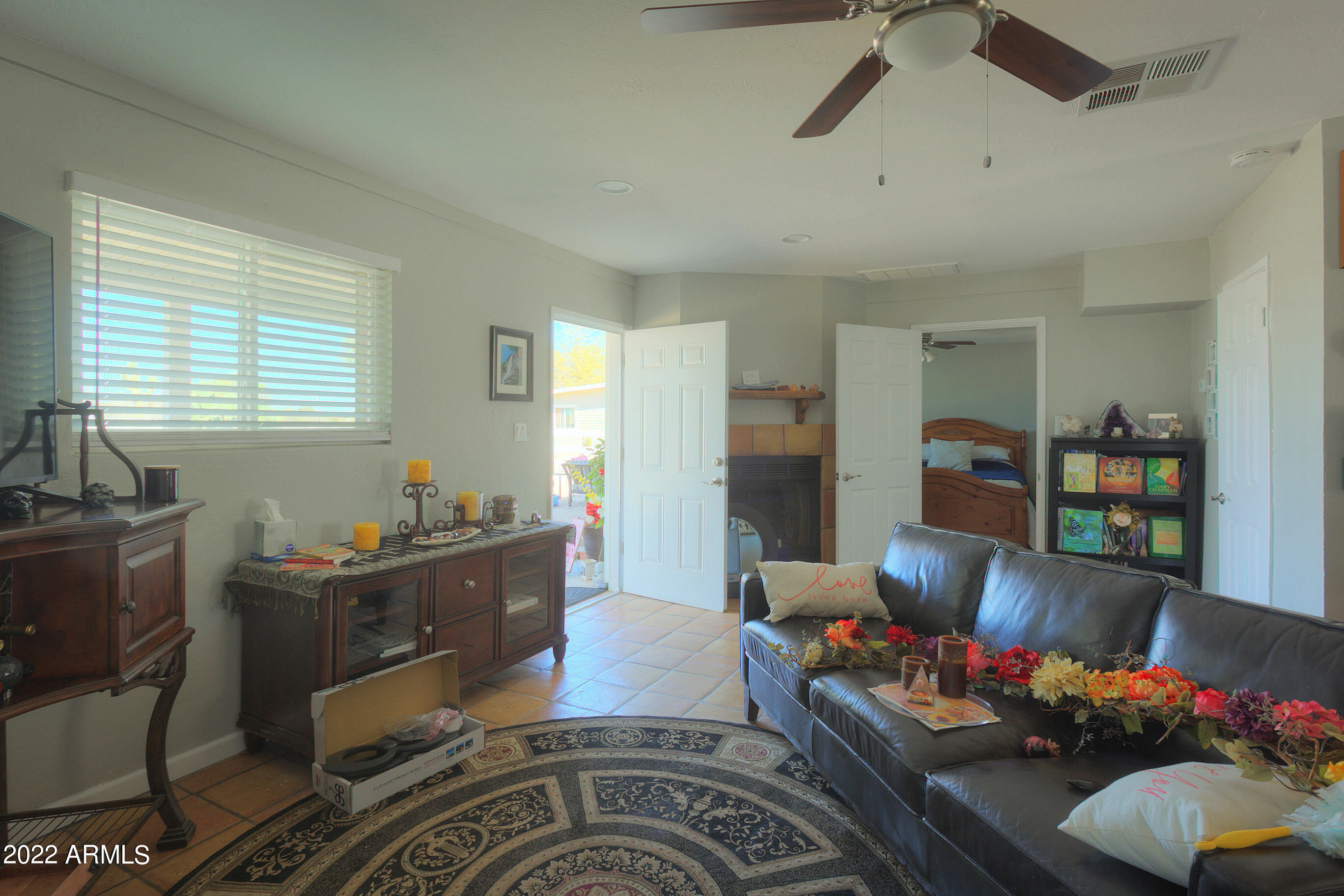 35225 North 3rd Street Phoenix, AZ 85086 - Photo 30 of 40 a livingroom with workspace and a couch