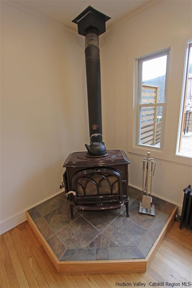 30-32 Rudy Frank Road Shandaken, NY 12480 - Photo 18 of 35 a living room with a couch
