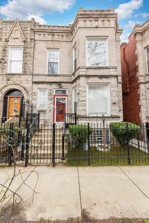 $1,700 | 3827 West Flournoy Street, Unit 1, Chicago, IL 60624