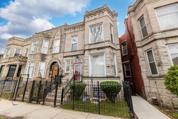 $1,700 | 3827 West Flournoy Street, Unit 1, Chicago, IL 60624