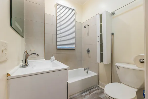 $1,700 | 3827 West Flournoy Street, Unit 1, Chicago, IL 60624