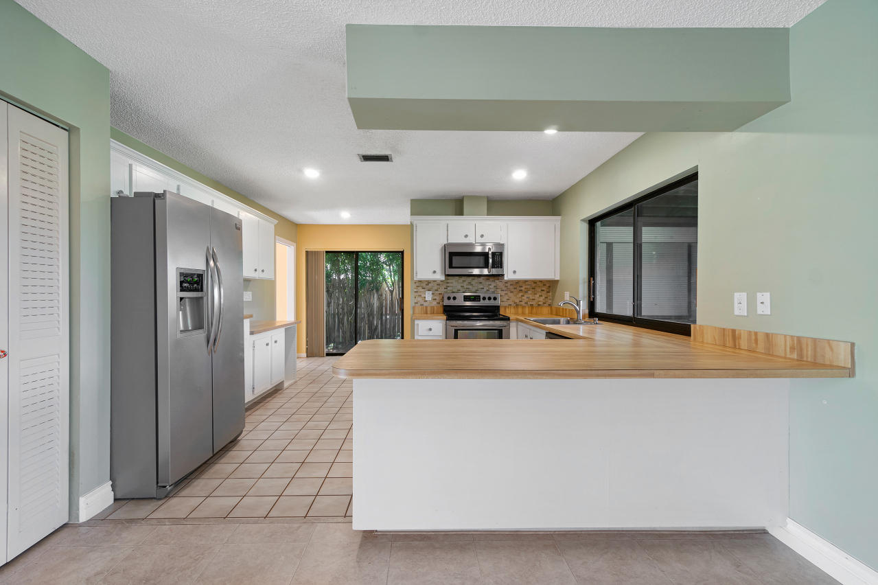 6365 Woodbury Road Boca Raton, FL 33433 - Photo 9 of 26 6365 Woodbury Rd