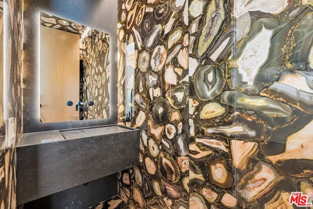 $48,000 | 2501 Banyan Drive, Los Angeles, CA 90049