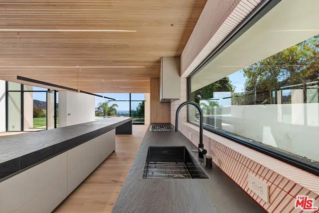 $48,000 | 2501 Banyan Drive, Los Angeles, CA 90049