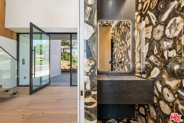 $48,000 | 2501 Banyan Drive, Los Angeles, CA 90049