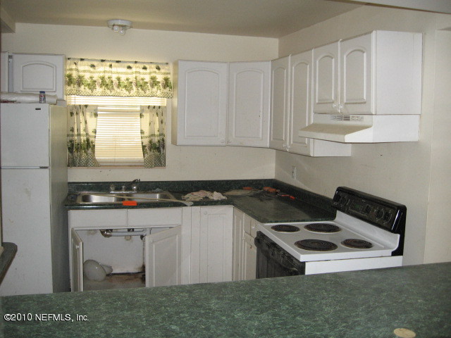 7903 Lavin Road Jacksonville, FL 32221 - Photo 4 of 11 kitchen