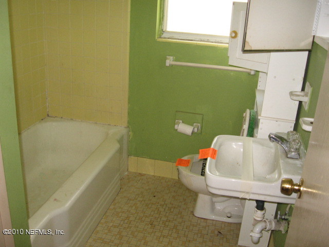 7903 Lavin Road Jacksonville, FL 32221 - Photo 5 of 11 Half Bath