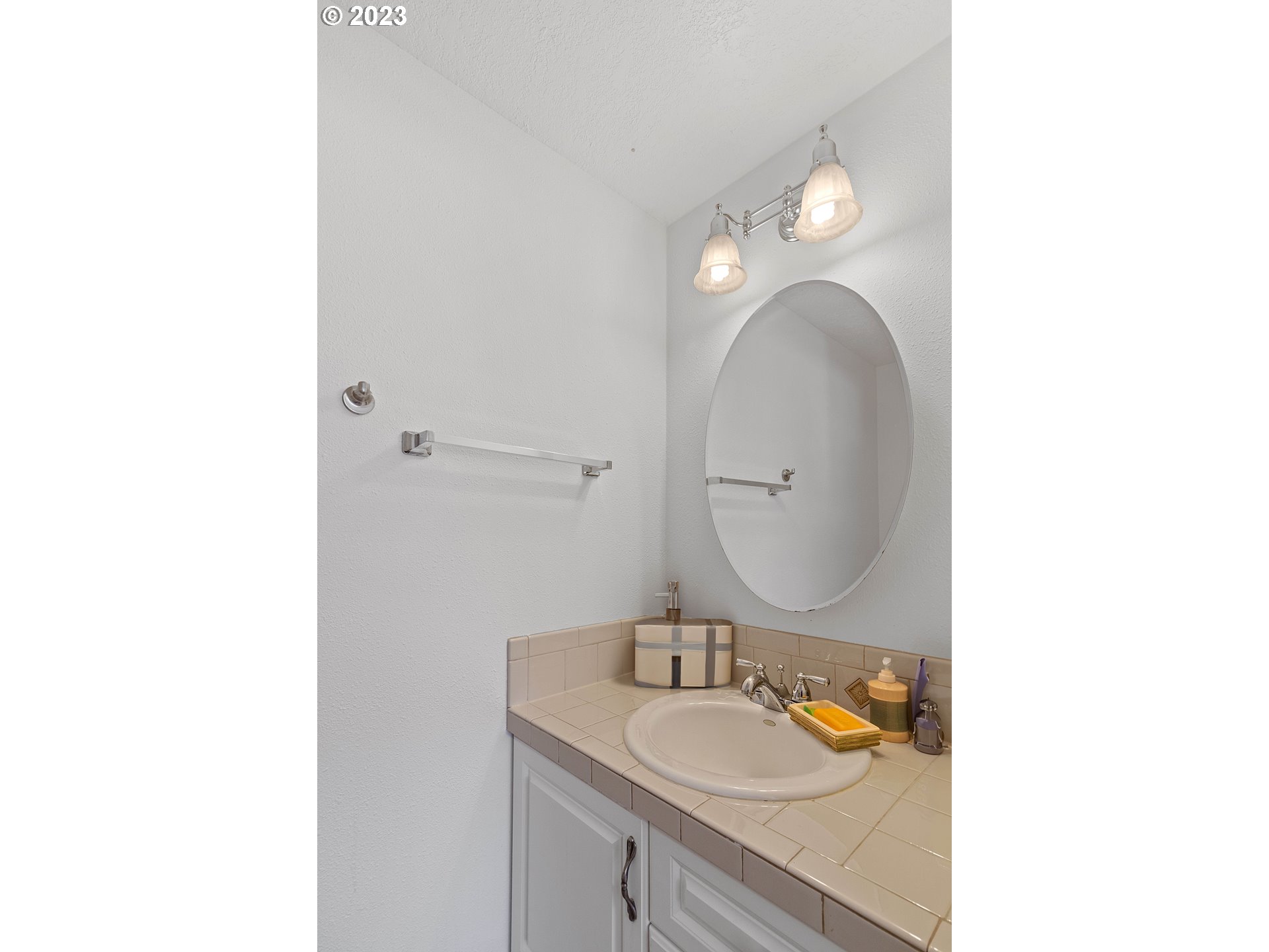 19600 Leland Road Oregon City, OR 97045 - Photo 17 of 34 a bathroom with a sink and a mirror