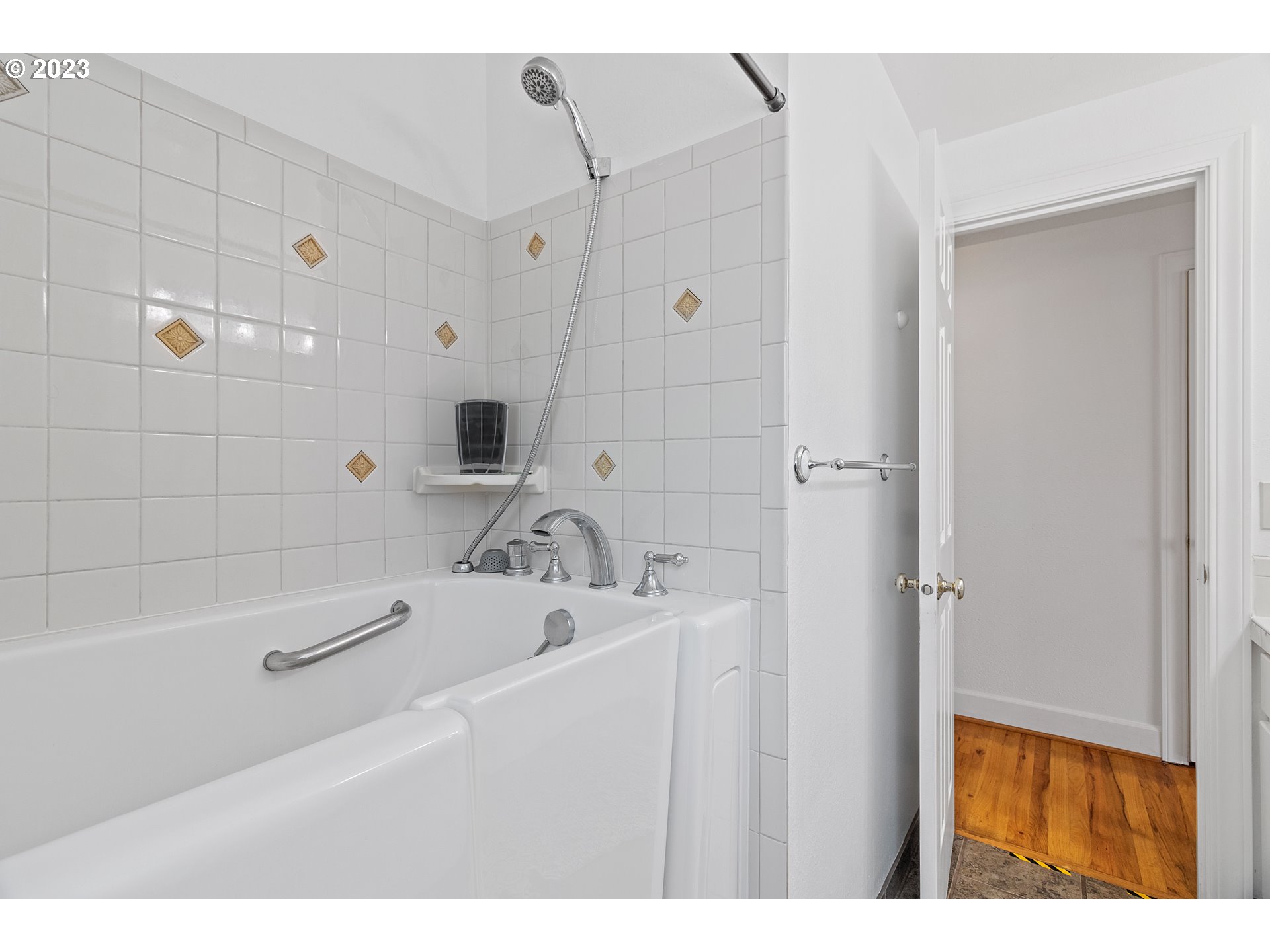 19600 Leland Road Oregon City, OR 97045 - Photo 22 of 34 a bathroom with a bathtub and a sink