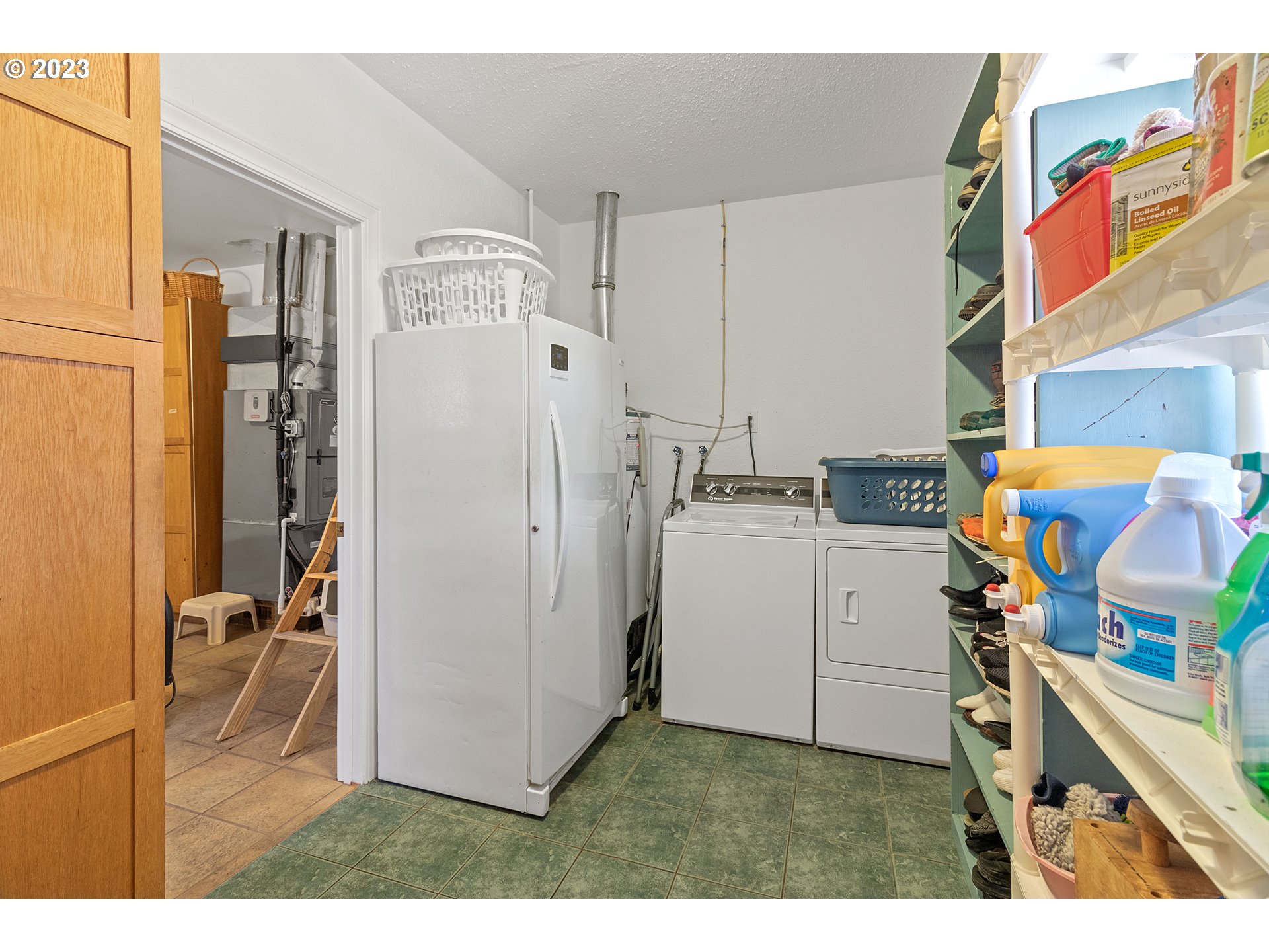 19600 Leland Road Oregon City, OR 97045 - Photo 25 of 34 a utility room with dryer and washer
